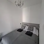 Bagry Rooms2 - Z Sypialnią I Miejscem Postojowym *